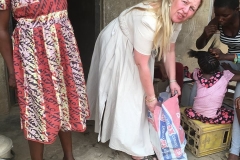 Besuch einer Witwe mit 5 Kindern, Hilfe mit Yam und anderem