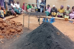 Schulung der Witwen in der Herstellung von Holzkohle aus biologischen Abfällen