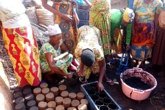 Schulung der Witwen in der Herstellung von Holzkohle aus biologischen Abfällen