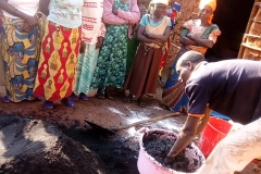 Training widows in the production of charcoal from biological waste